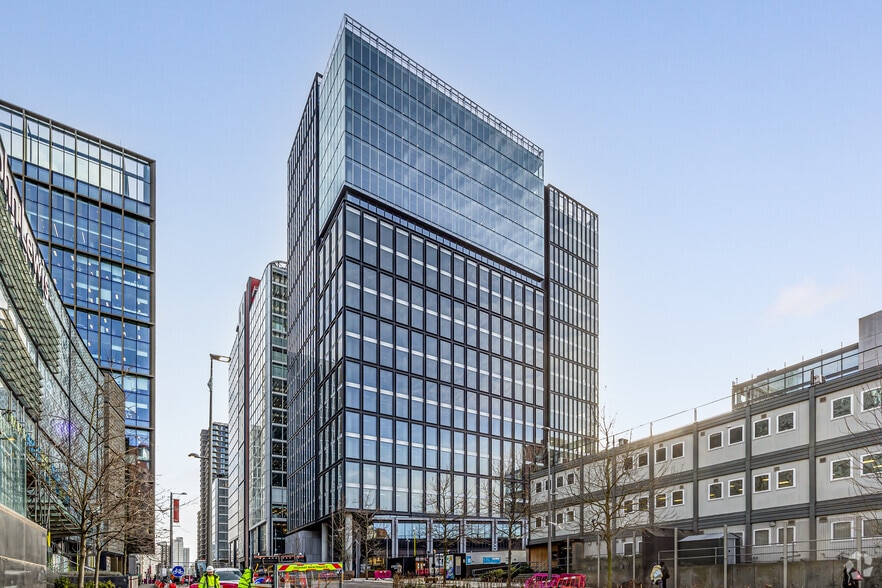 Westfield Ave, Londres à louer - Photo du bâtiment - Image 2 de 23