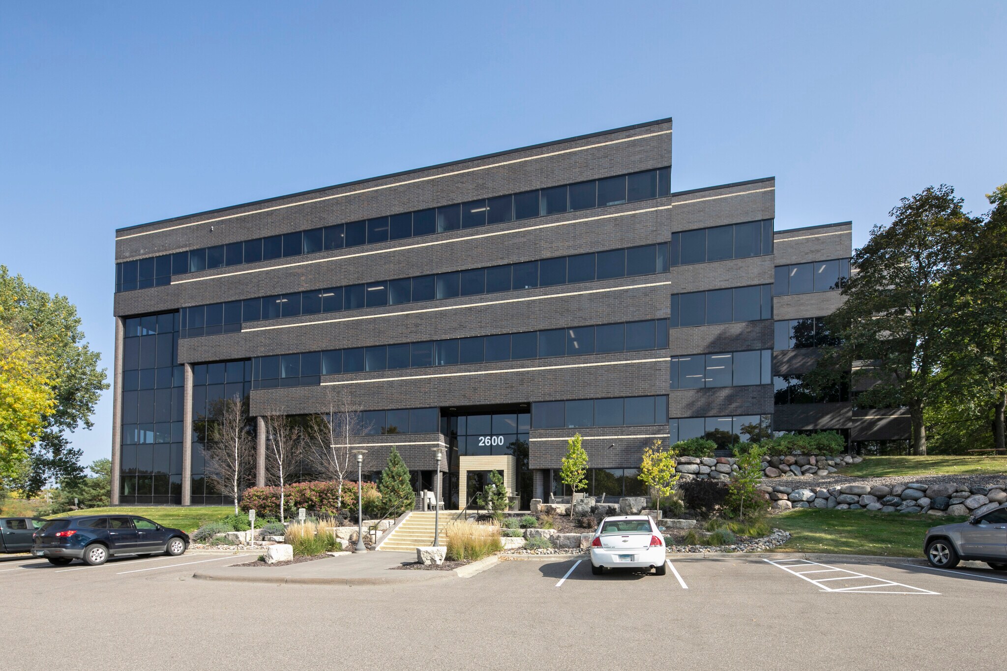 2600 Eagan Woods Dr, Eagan, MN for lease Primary Photo- Image 1 of 7