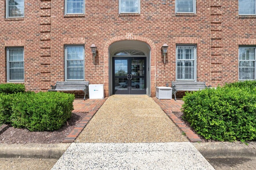 410 Pine St SE, Vienna, VA à vendre - Photo du bâtiment - Image 1 de 45