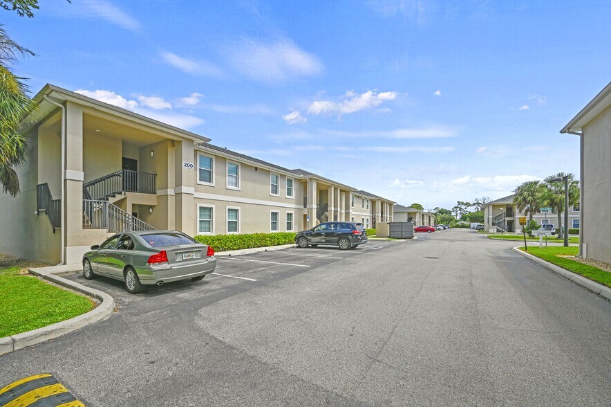 200 Dahlia Ln, Fort Myers, FL à vendre - Photo du bâtiment - Image 3 de 13