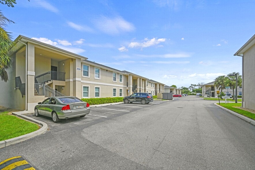 200 Dahlia Ln, Fort Myers, FL à vendre - Photo du bâtiment - Image 3 de 13