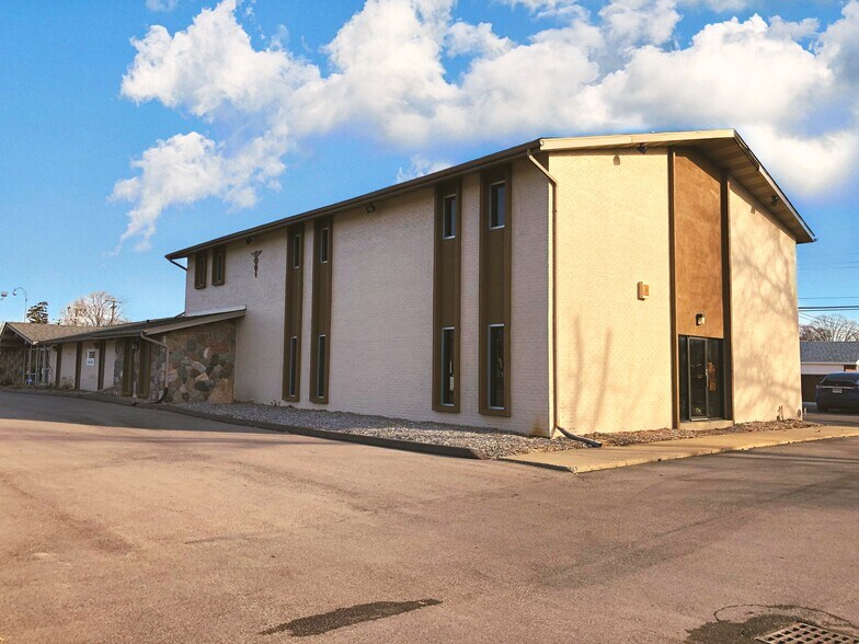 9216 Middlebelt Rd, Livonia, MI à louer - Photo du bâtiment - Image 2 de 7