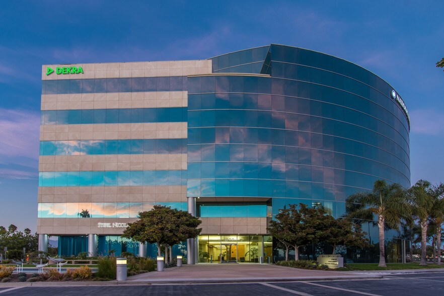 1000 Town Center Dr, Oxnard, CA à louer - Photo du bâtiment - Image 1 de 7