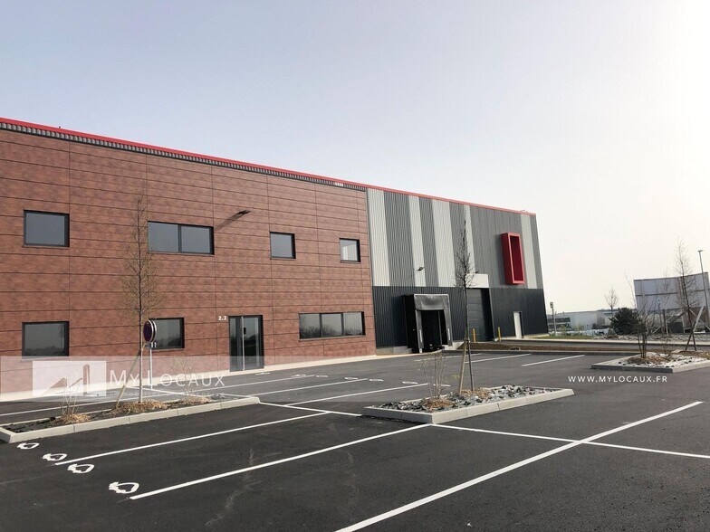 Industrial in Le Thillay for lease - Building Photo - Image 1 of 7