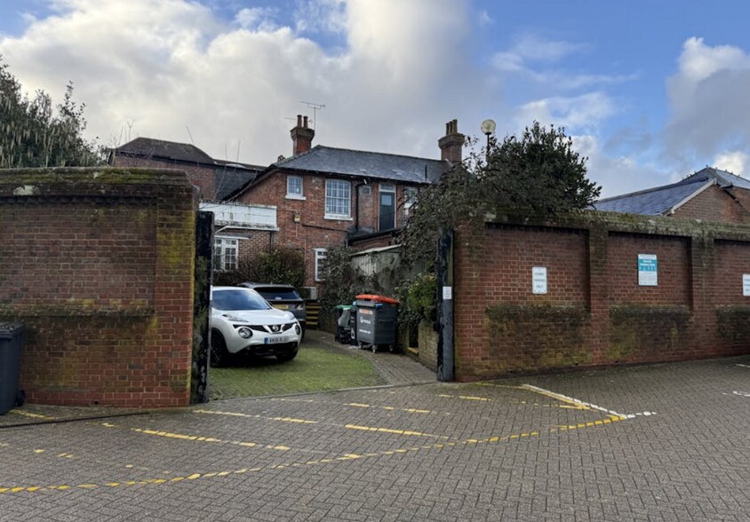 5 The Sq, Petersfield à louer - Photo du bâtiment - Image 3 de 3