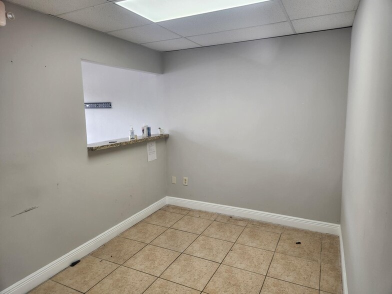 1410 SW 1st St, Miami, FL for lease - Building Photo - Image 3 of 15