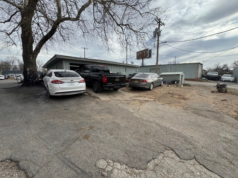 6710-6720 NW 10th St portfolio of 13 properties for sale on LoopNet.ca - Building Photo - Image 2 of 22