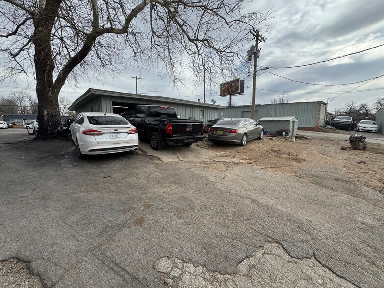 6710-6720 NW 10th St portefeuille de 13 propriétés à vendre sur LoopNet.ca - Photo du bâtiment - Image 2 de 22