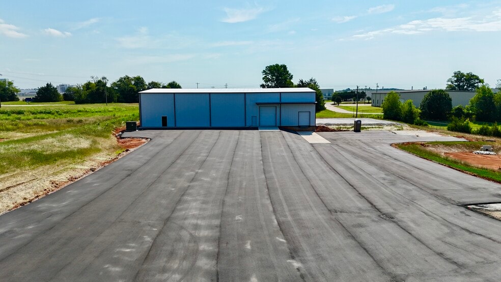 45 Kitty Hawk Rd, Greenville, SC à louer - Photo du bâtiment - Image 2 de 4