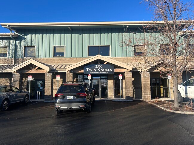 More details for 2500 NE Twin Knolls Dr, Bend, OR - Office for Sale