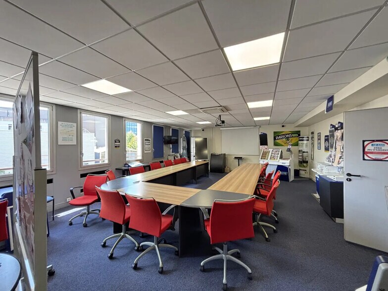 Office in Montreuil for lease - Building Photo - Image 1 of 20