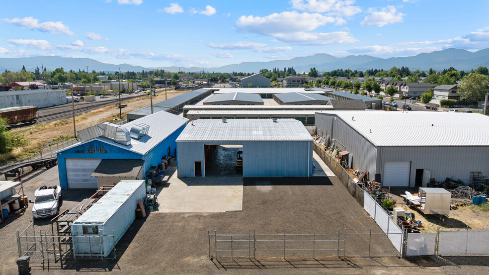 106 Amy St, Central Point, OR for lease - Building Photo - Image 2 of 2