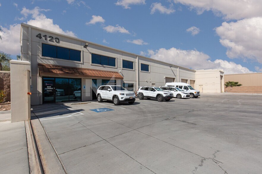 4120 W Patrick Ln, Las Vegas, NV à louer - Photo du bâtiment - Image 2 de 18