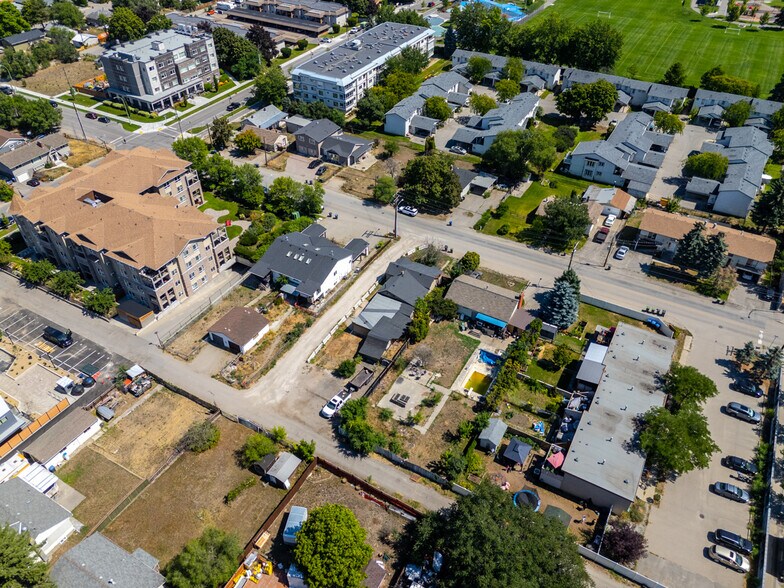 250-272 Asher Rd, Kelowna, BC à vendre - Aérien - Image 2 de 8