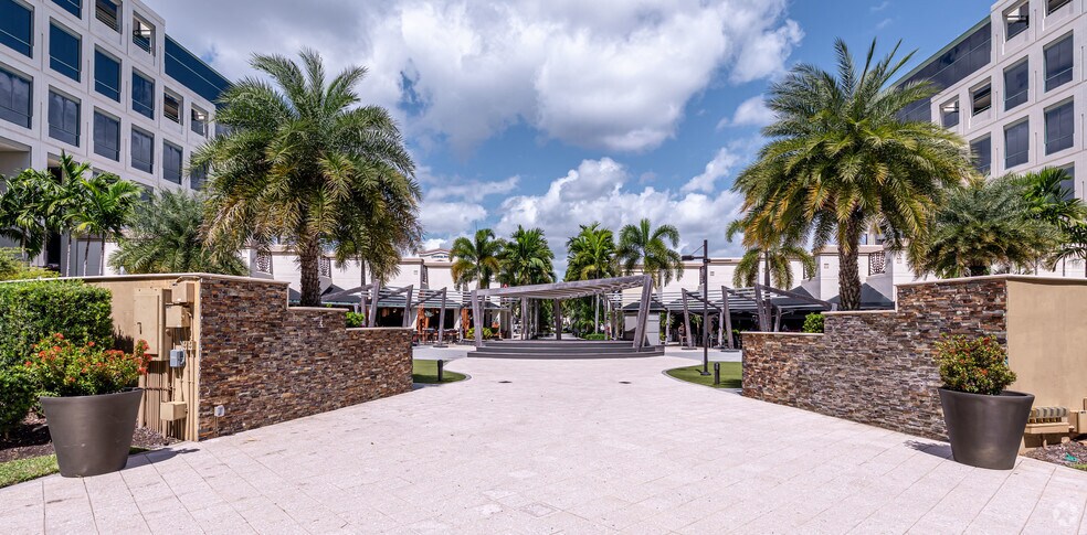 5200 Town Center Cir, Boca Raton, FL à louer - Photo du bâtiment - Image 3 de 10