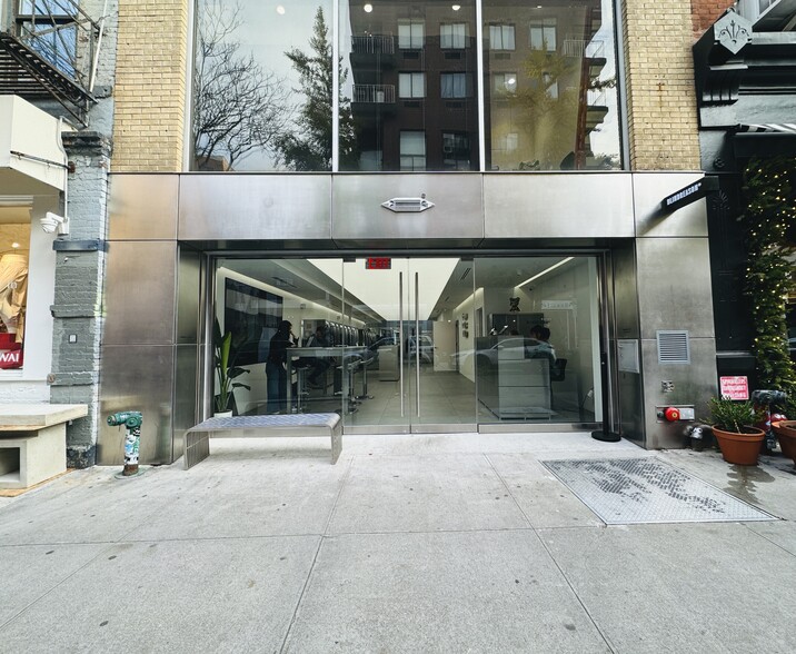 258 Elizabeth St, New York, NY for lease - Building Photo - Image 2 of 5