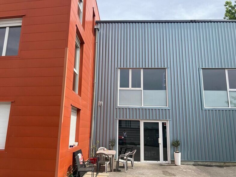 Bureau dans Crolles à louer - Photo du bâtiment - Image 1 de 3