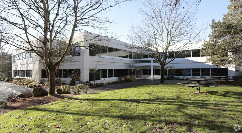 10940 NE 33rd Pl, Bellevue, WA à louer - Photo du bâtiment - Image 2 de 7