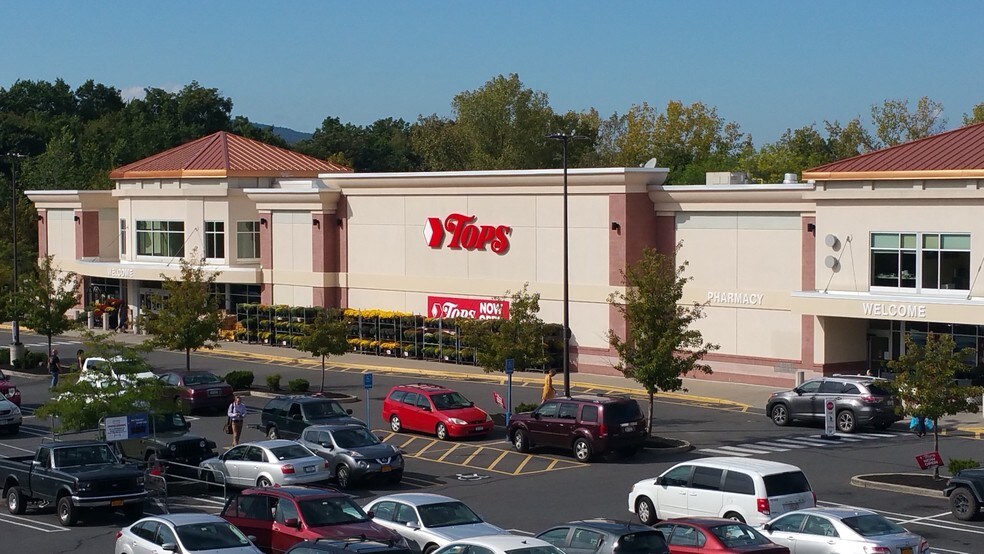 1 New Paltz Plz, New Paltz, NY à louer - Photo du bâtiment - Image 2 de 5