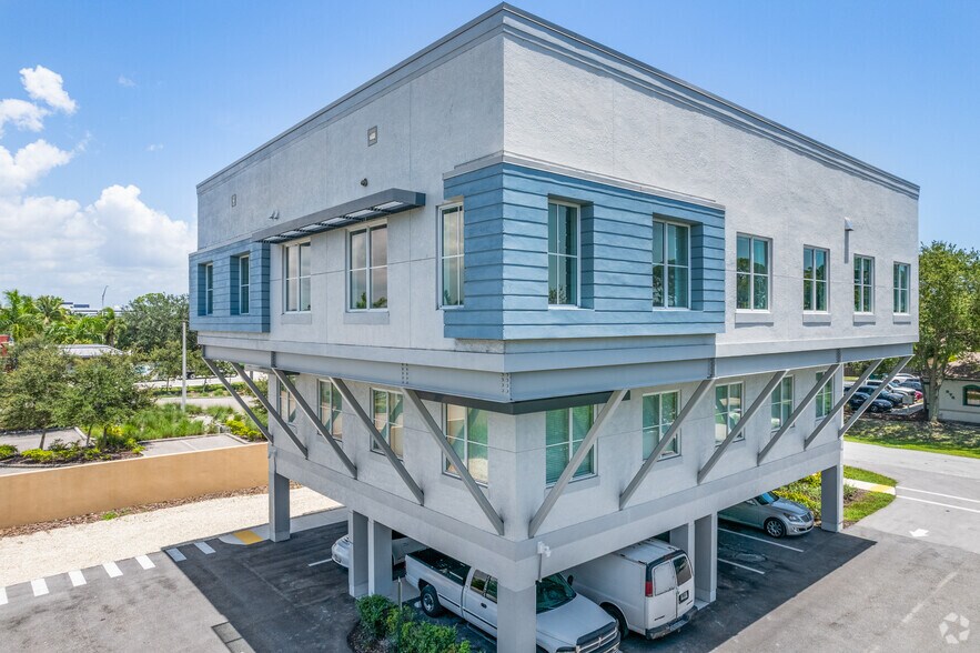 875 109th Ave, Naples, FL à louer - Photo du bâtiment - Image 2 de 4