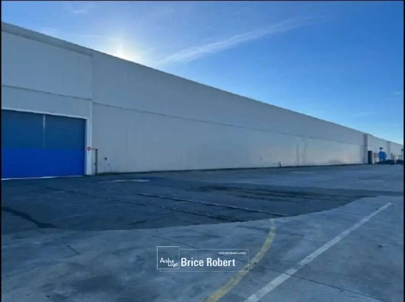 Industrial in Meyzieu for lease - Building Photo - Image 3 of 4