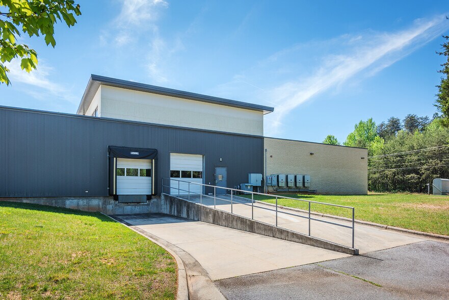 2975 Cole Rd, Winston-Salem, NC à vendre - Photo du bâtiment - Image 2 de 2