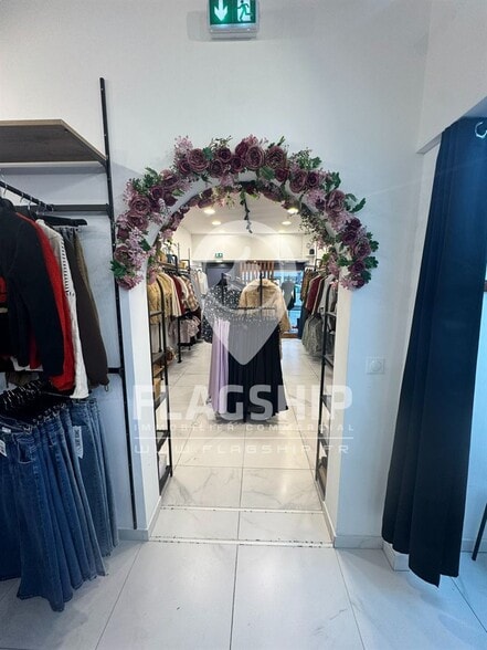 Retail in Paris for lease - Interior Photo - Image 3 of 9