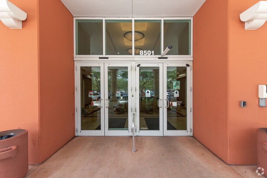 8501 SW 124th Ave, Miami, FL à louer - Photo du bâtiment - Image 3 de 37