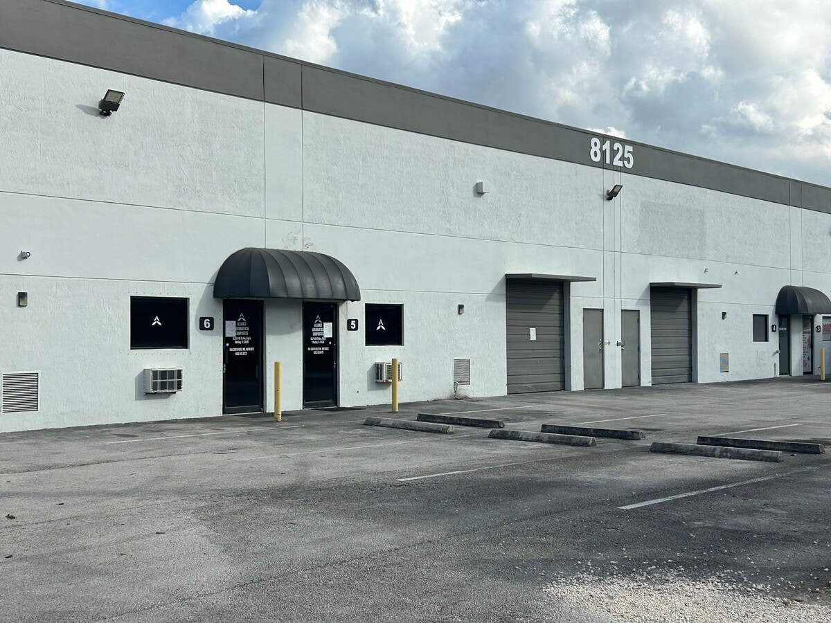 8125 NW 74th Ave, Medley, FL 33166 - Unité 5-6 -  - Photo intérieure - Image 2 of 8