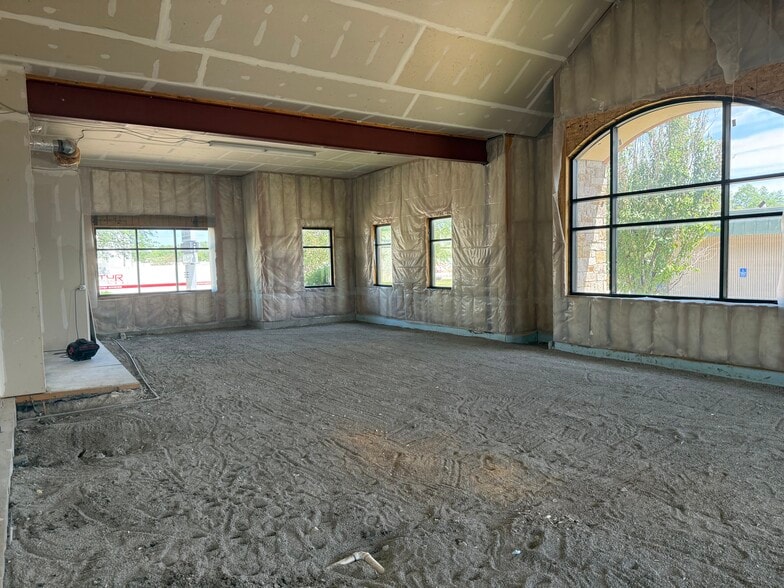 1570 Mall Dr, Iowa City, IA à louer - Photo du bâtiment - Image 3 de 8