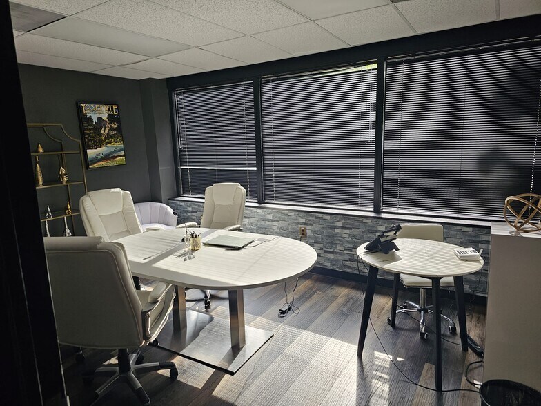 200 Craig Rd, Manalapan Township, NJ à louer - Photo intérieure - Image 1 de 11