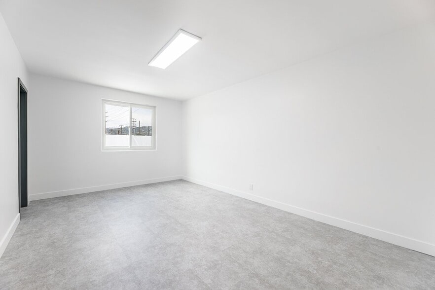 203-215 N Victory Blvd, Burbank, CA for lease - Building Photo - Image 3 of 29