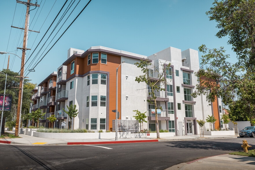 10555 Bloomfield St, Toluca Lake, CA à vendre - Photo du bâtiment - Image 2 de 132