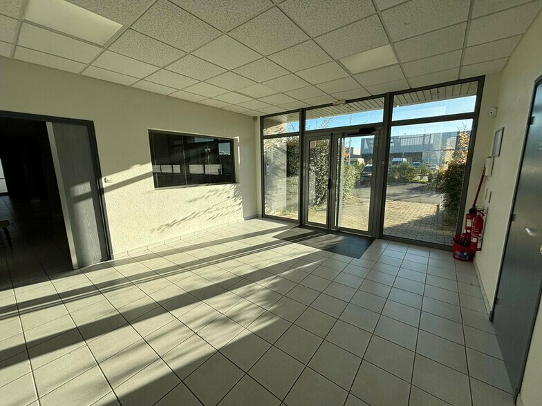 11 Rue Andre Citroen, Genas for lease - Lobby - Image 2 of 14