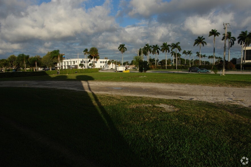 320 Dania Beach Blvd, Dania, FL for lease - Building Photo - Image 2 of 3