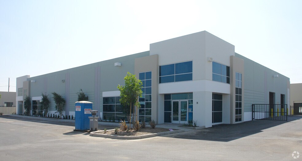 10254-10258 Birtcher Dr, Jurupa Valley, CA à vendre - Photo du bâtiment - Image 2 de 2