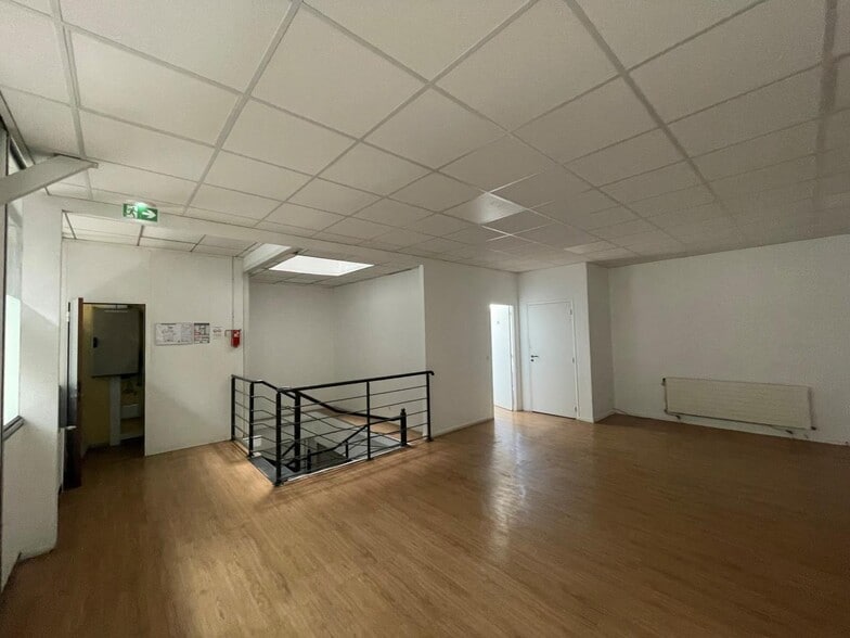 Flex in Clamart for lease - Building Photo - Image 2 of 12