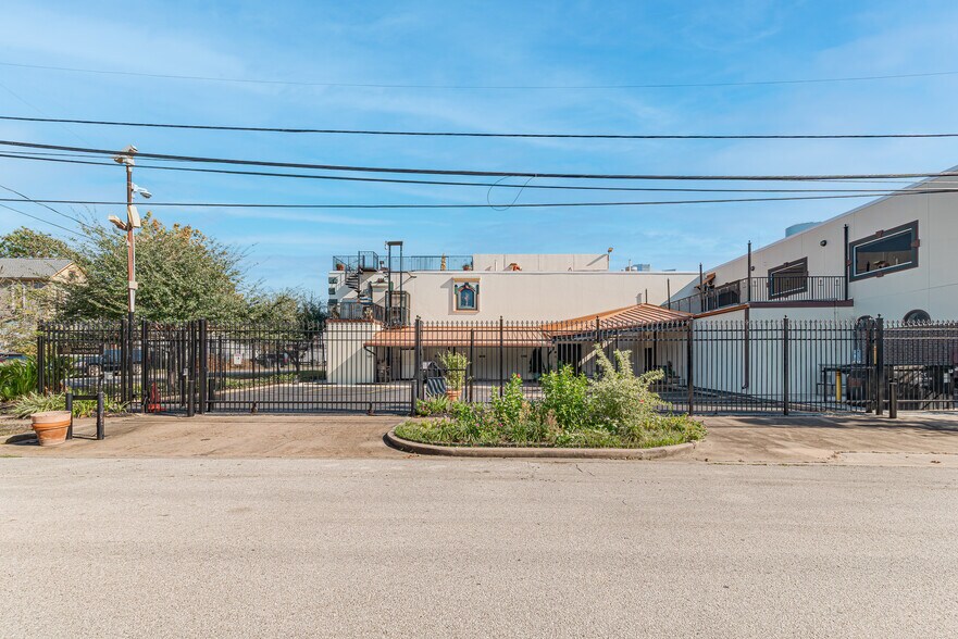 1920 N Memorial Way, Houston, TX à louer - Photo du bâtiment - Image 2 de 27