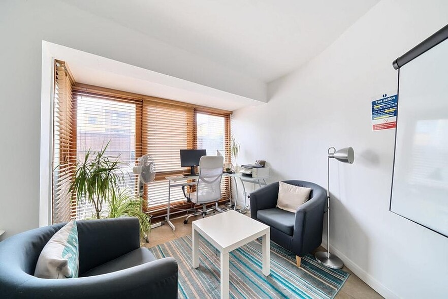 40 New Windsor St, Uxbridge for sale - Building Photo - Image 3 of 14