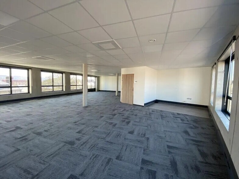 Office in Le Petit-Quevilly for lease - Interior Photo - Image 2 of 3