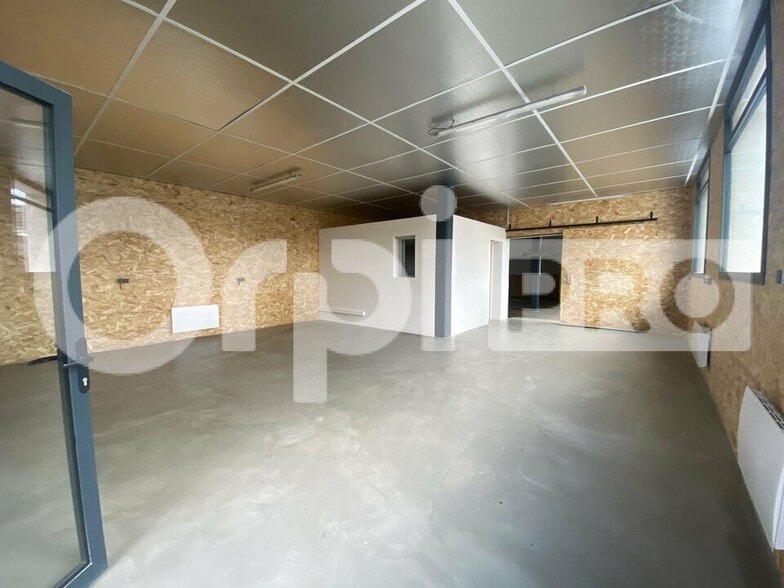 Flex in Reyrieux for lease - Building Photo - Image 1 of 9