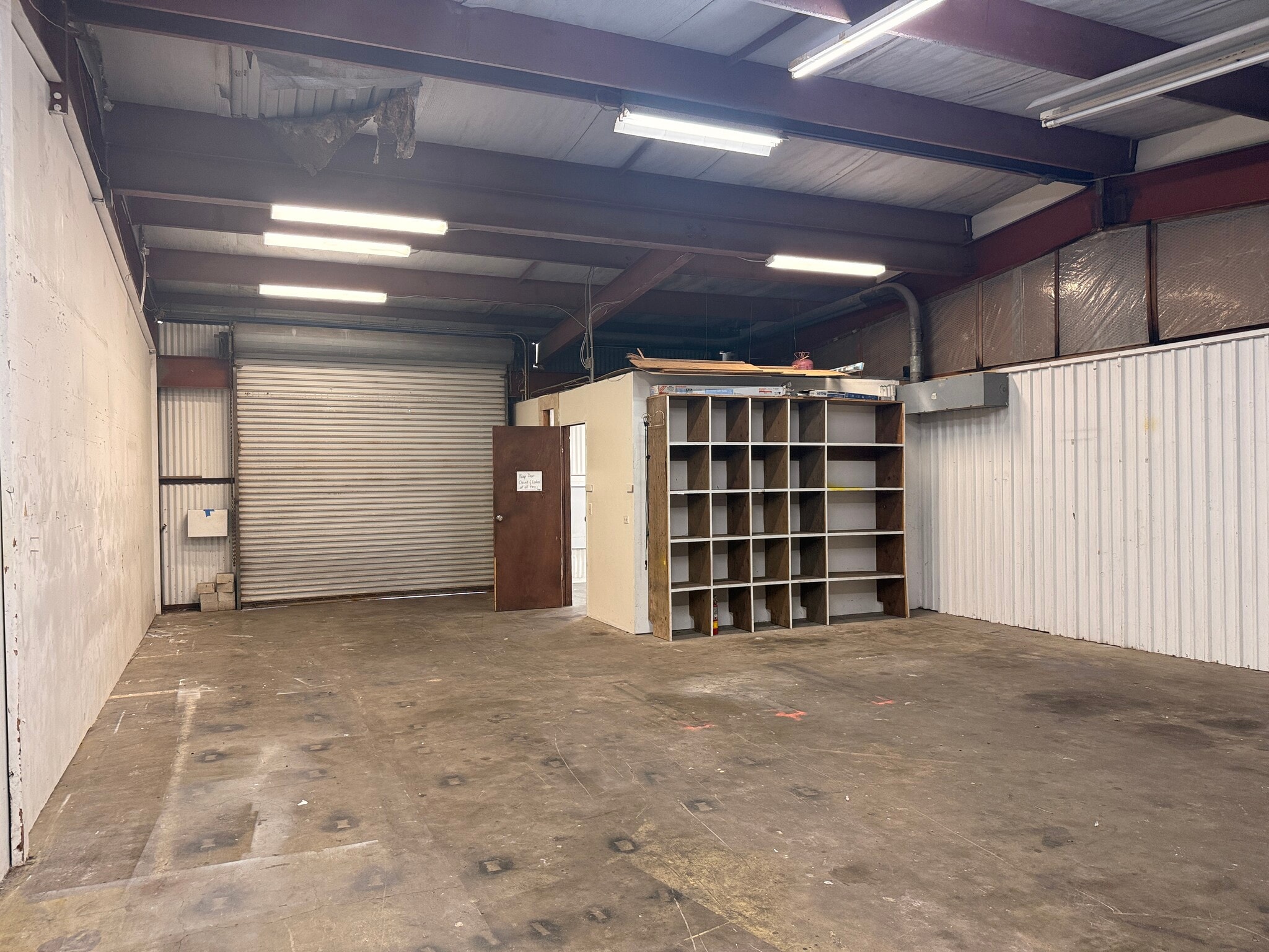 98-021 Kamehameha Hwy, Aiea, HI à louer Photo intérieure- Image 1 de 3