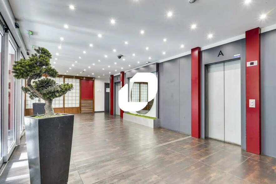 Office in Noisy-le-Grand for lease - Lobby - Image 2 of 9