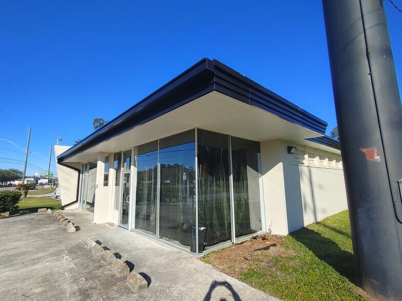 6125-6127 Beach Blvd, Jacksonville, FL for lease - Building Photo - Image 2 of 17