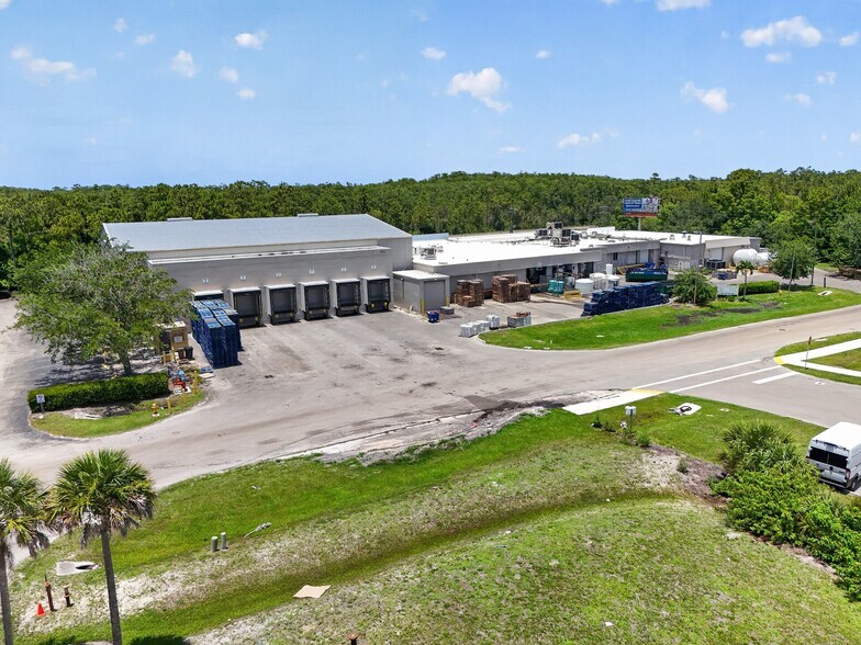 9910 Bavaria Rd, Fort Myers, FL à louer - Photo du bâtiment - Image 1 de 7