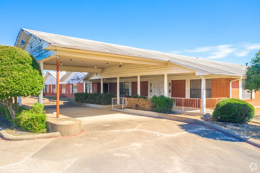 123 Lions Club Park Rd, Lancaster, TX à vendre - Photo du bâtiment - Image 3 de 4