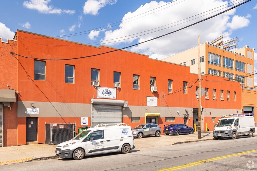 25-25 Borden Ave, Long Island City, NY for lease - Building Photo - Image 2 of 4