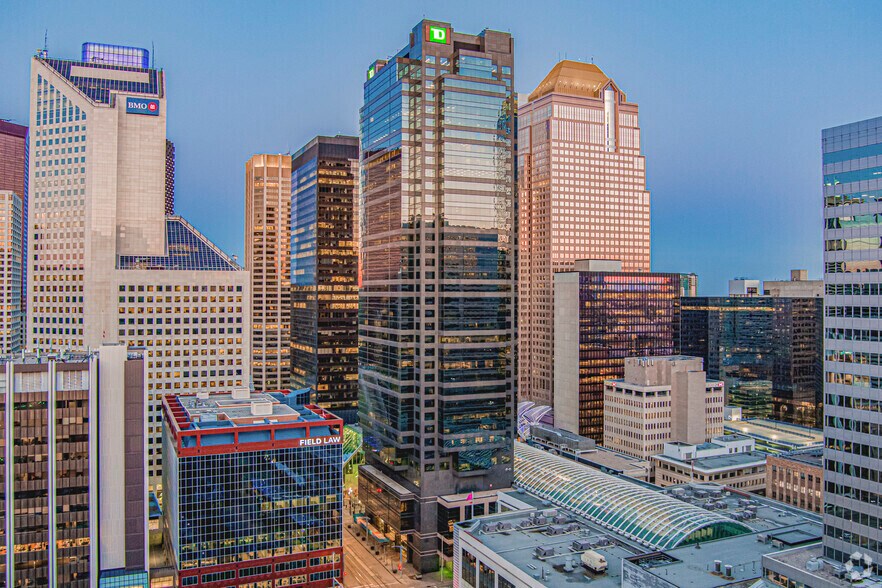 421 7th Ave SW, Calgary, AB à louer - Photo du bâtiment - Image 1 de 11