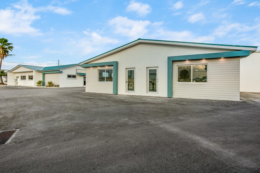 2640 NW 1st Ave, Boca Raton, FL à louer - Photo du bâtiment - Image 3 de 11