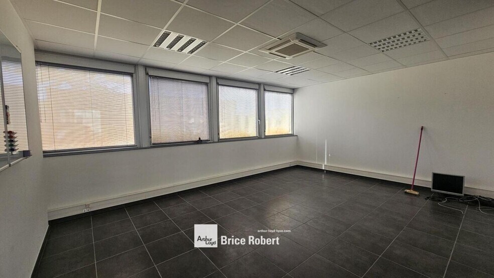 23 Rue Lavoisier, Chassieu for lease - Interior Photo - Image 3 of 3